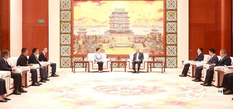 尹弘会见上海实业集团董事长冷伟青一行.jpg